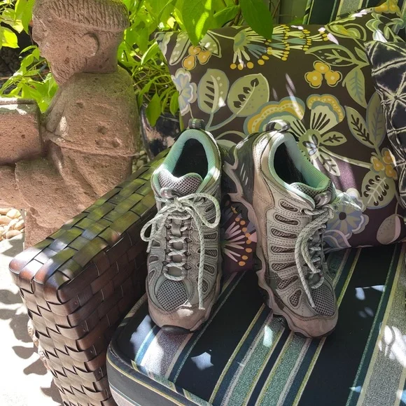 Women’s OBOZ Hiking Shoe 7.5 - Picture 6 of 8